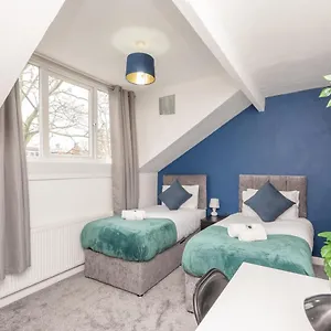 4-bed House - Sleeps 9 Free Parking & Wifi Holiday home Leeds (West Yorkshire)